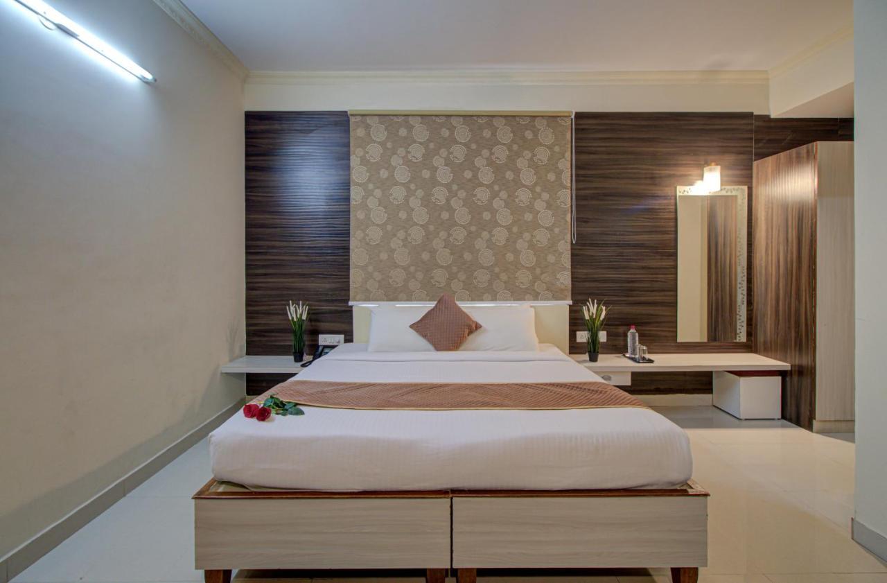 Hotel Royal Classio, Bangalore Buitenkant foto